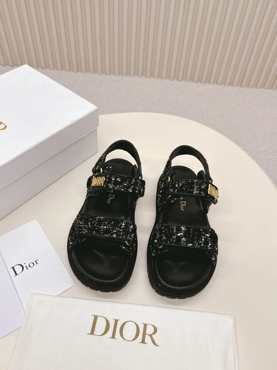 👟👟Ex-factory price 480👟👟 DIOR classic sandals mixed sheepskin DiorAct sandals are fashionable. Paired with an insole that fits the shape of your foot, it's made of exceptionally lightweight and comfortable leather. The upper straps are fastened with Velcro and are decorated with a gold-finish metal "Dior" logo, which complements the style design. These sandals add a modern edge to any look. Fabric: Imported mixed sheepskin Lining: Imported sheepskin Outsole: Original TPU outsole Code number: 35-42 (41 42 customized, non-refundable)
